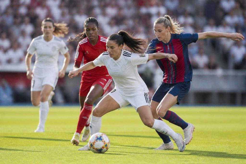 découvrez un aperçu des matchs clés du real madrid féminin contre le fc barcelone et le bayern munich, mettant en lumière les moments forts et les enjeux de ces confrontations prestigieuses.
