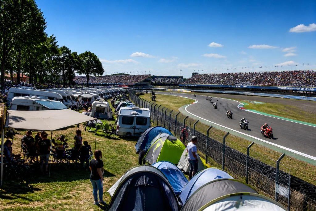 découvrez toutes les informations pratiques pour le moto gp d'assen 2026 : dates du grand prix, options de camping, hébergement et conseils pour profiter pleinement de l'événement.