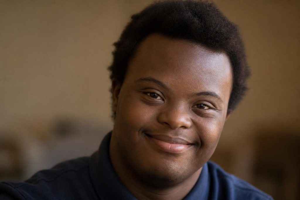 découvrez comment les représentations et clichés autour des personnes trisomiques noires influencent la perception sociale et l'importance de les dépasser pour une meilleure inclusion.