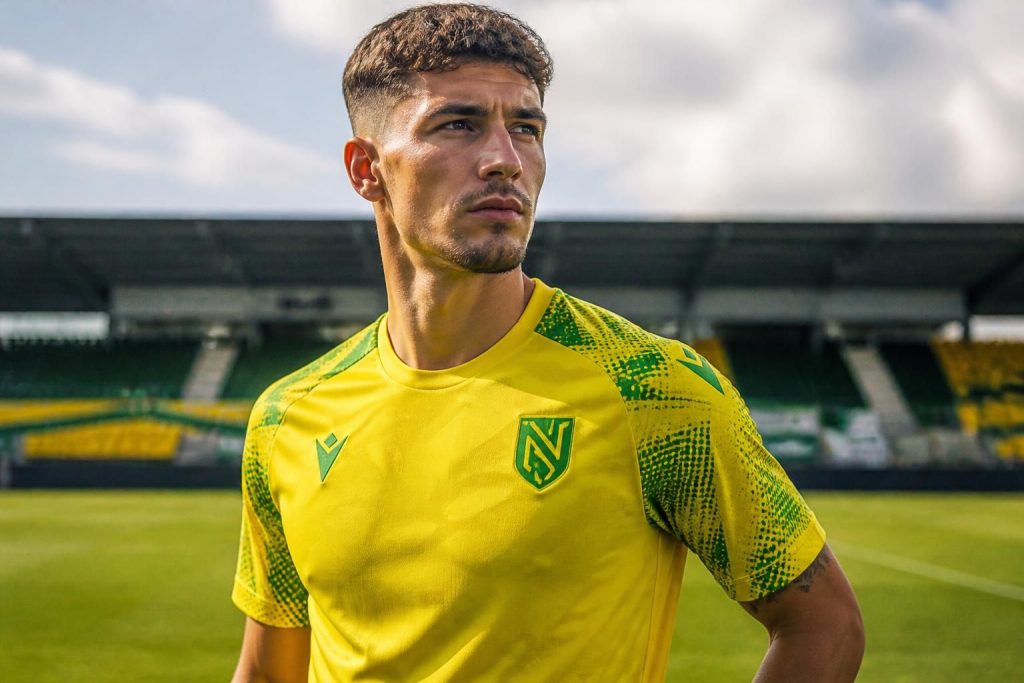 découvrez le maillot extérieur nantes 2026 et son design innovant. un aperçu complet des nouveautés et nouveautés pour la saison à venir des canaris.